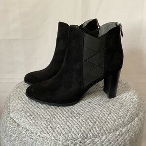 Adrienne Vittadini 3 1/2” bootie cushioned foot bed Size 9